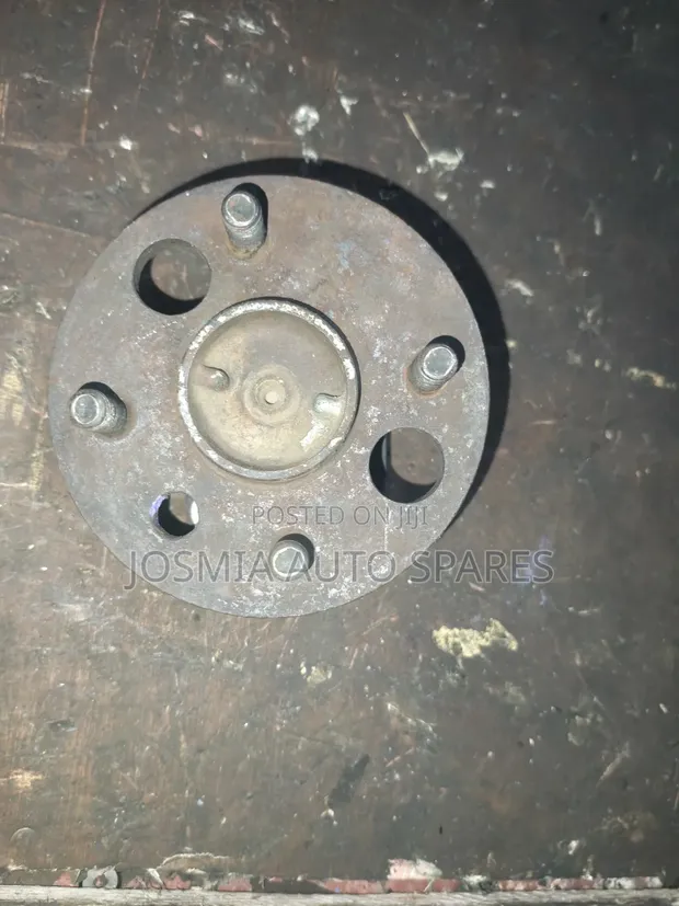 Toyota 100, 110 Rear Hub (Used) - 1
