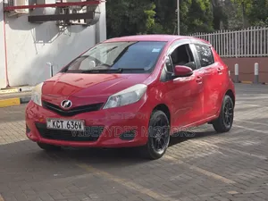 Toyota Vitz 2011 Nyekundu