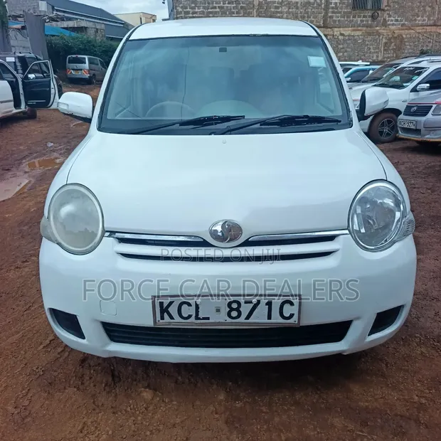 Toyota Sienta 2010 White - 1