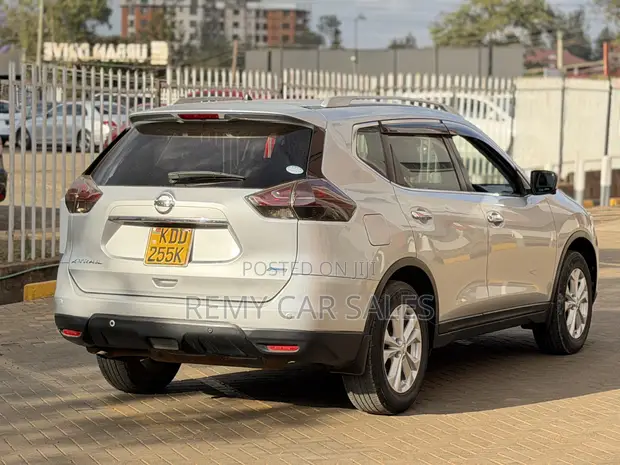 Nissan X-Trail 2014 Silver 7-Seater - 1