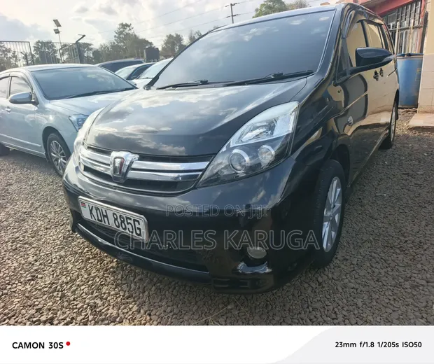 Toyota Isis 2016 Nyeusi - 1