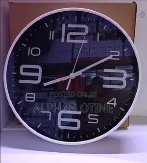 Saa ya Ukutani ya Analog na Kamera ya Siri