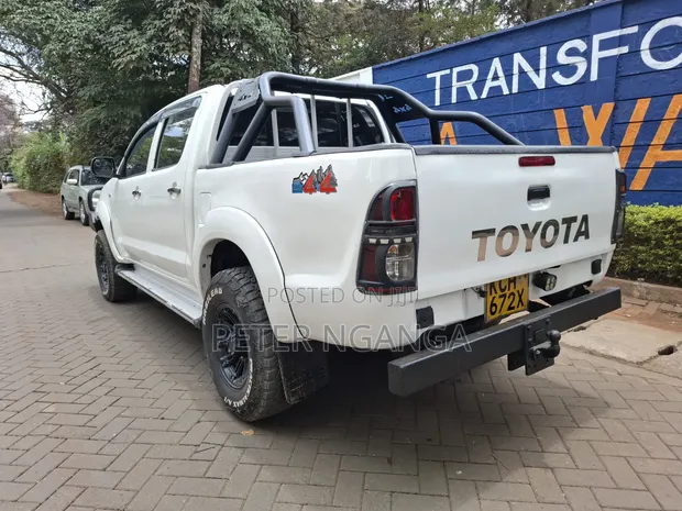 Toyota Hilux 2.5 D-4D 4x4 SRX 2009 White - 1