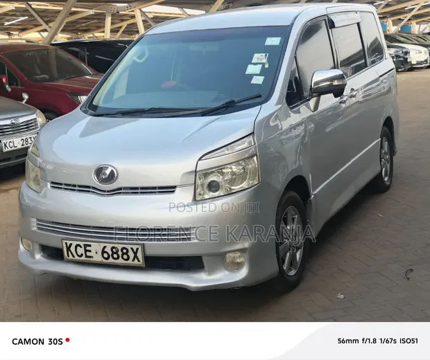 Toyota Voxy 2009 Nyeupe - 1