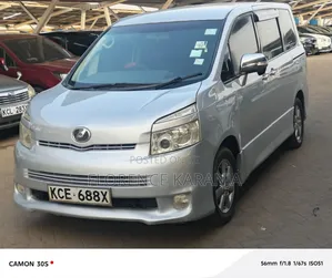 Toyota Voxy 2009 Nyeupe
