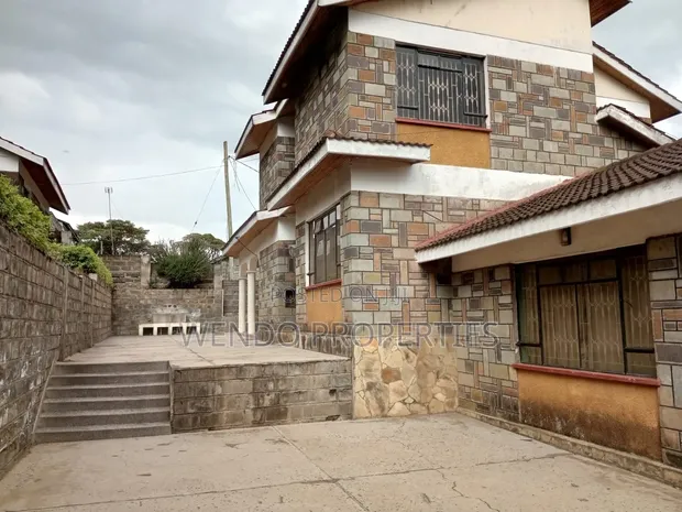 Nyumba ya Villa Vyumba 6 vya Kulala Milimani Estate, Nakuru - 1
