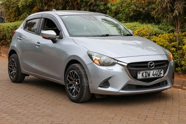 Toyota Vitz 2018 Silver - 1