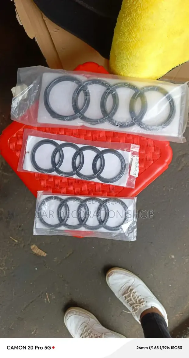 Audi Rings Nyeusi Gloss - Nembo ya Grille ya Mbele/Begi ya Nyuma - 1