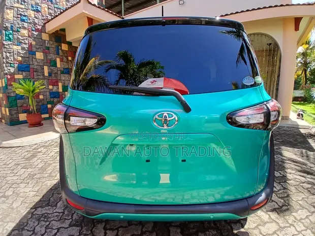Toyota Sienta 2019 Kijani Inakaa Watu 7 - 1