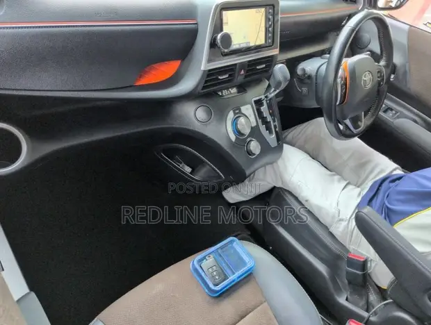 Toyota Sienta 1.5 FWD 2019 Brown - 1