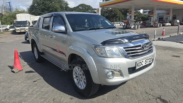 Toyota Hilux 2015 Silver - 1