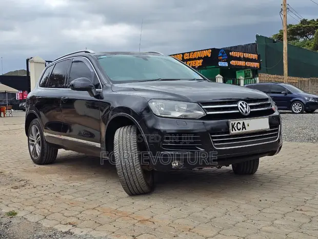 Volkswagen Touareg 2011 Nyeusi - 1