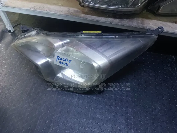 Toyota Ractis 2012 Headlight - 1