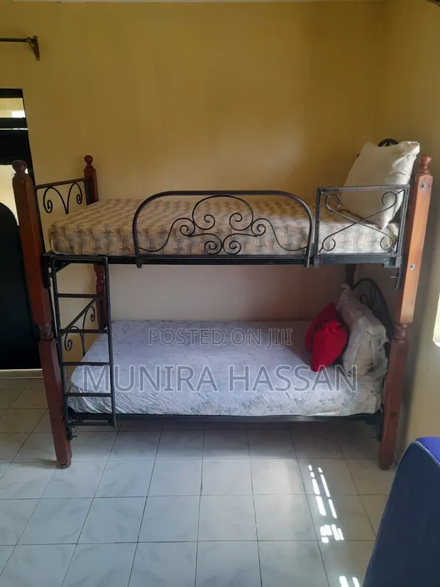Kitanda cha Bunk cha Metal chenye Magodoro - Kimeuzwa - 1