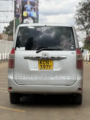 Toyota Noah 2010 Nyeupe