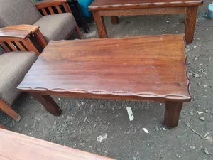 Meza ya Kahawa ya Mbao Imara ya Mstatili na Kingo za Wavy Scalloped