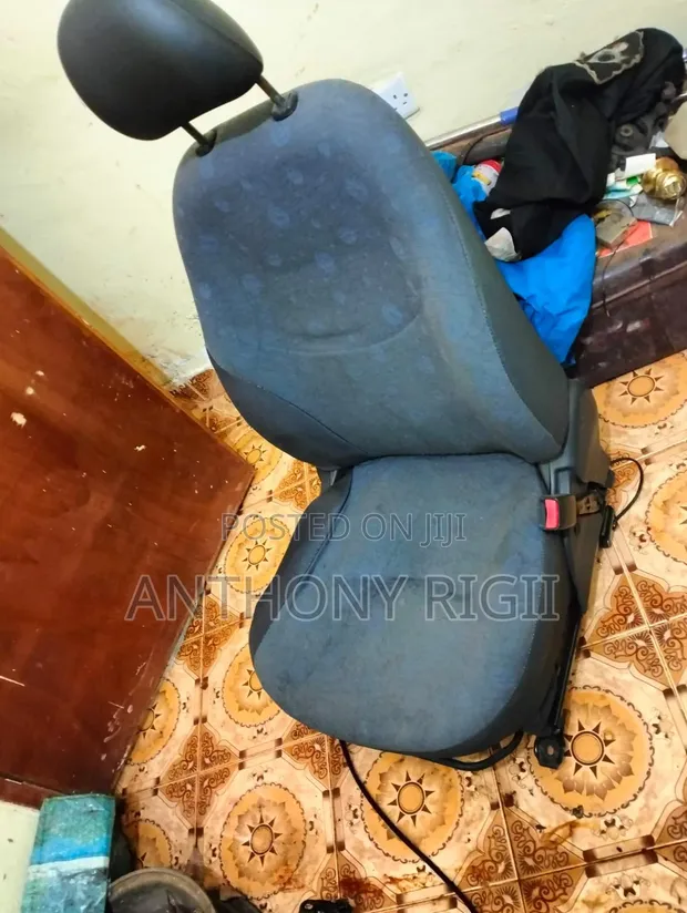 Toyota Vitz Right Front Seat (XP10, 1999-2005) - 1