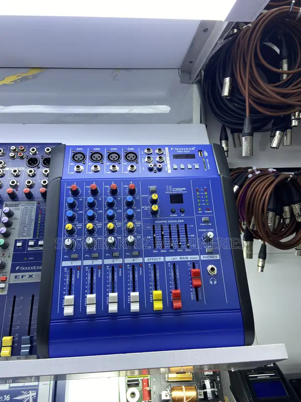Max PMX402DU 4-Channel Powered Mixer - 1
