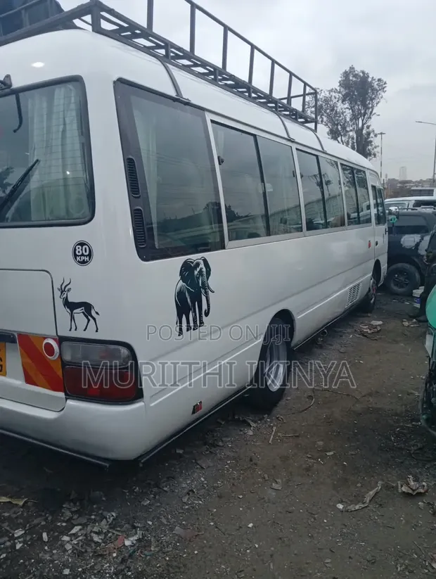 Toyota Coaster 2014 - Nyeupe - 1