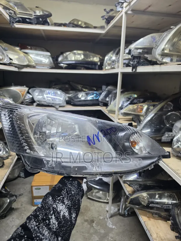 Nissan NV200 Headlight (Iliyo tumika, Imesafirishwa Japan) - 1