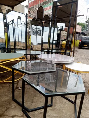 Meza ya Kahawa ya Heksagoni - Fremu ya Chuma, Juu ya Kioo