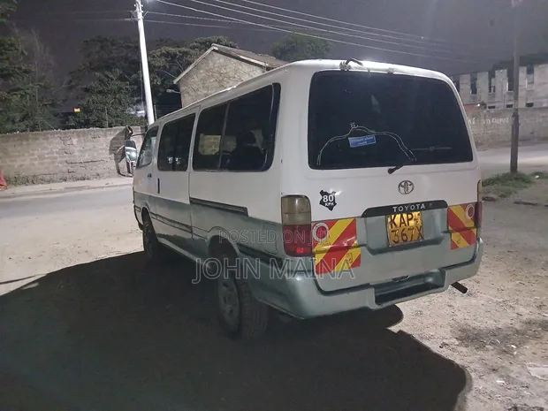 Toyota Hilux 2001 Nyeupe - 1