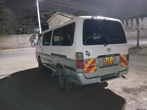 Toyota Hilux 2001 Nyeupe