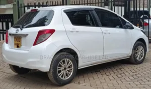 Toyota Vitz 5 Seater Self Drive kwa Kukodisha