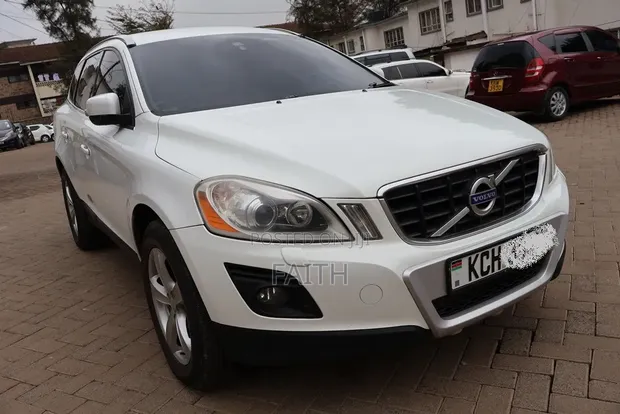 Volvo XC60 T6 AWD 2010 Pearl White - 1