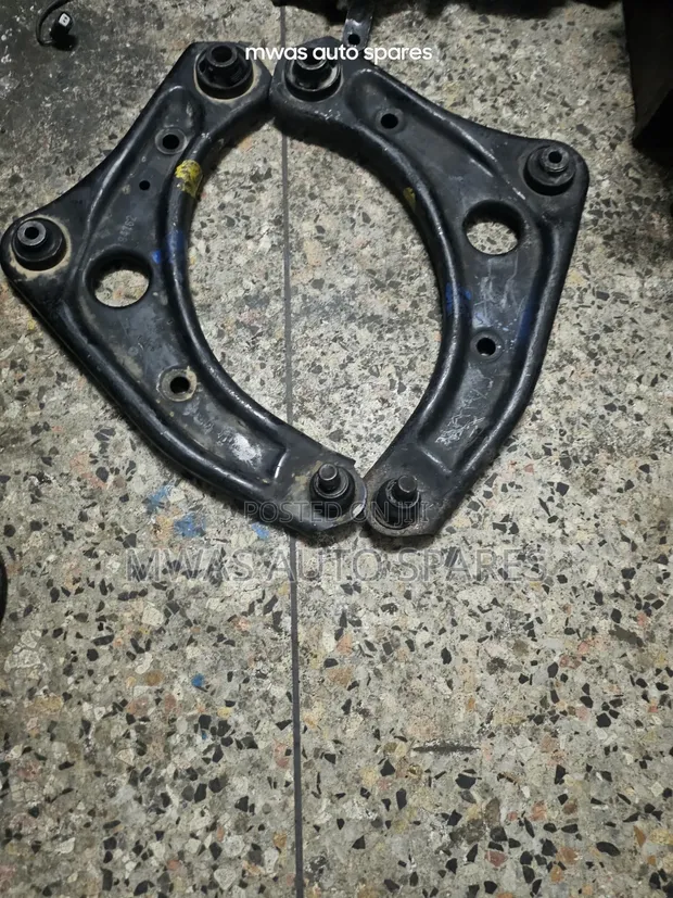 Nissan Note E12 Control Arms (Zilizotumika, Zilitoka Japan) - 1