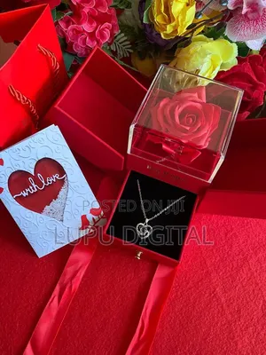 Mkufu wa 'Nakupenda' kwa Lugha 100 na Sanduku la Droo na Rose Iliyohifadhiwa