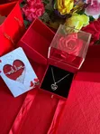 Mkufu wa 'Nakupenda' kwa Lugha 100 na Sanduku la Droo na Rose Iliyohifadhiwa - 1