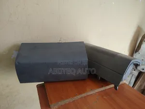 Toyota Land Cruiser Series 79 Airbag na Compartment ya Abiria