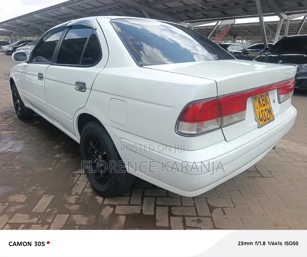 Nissan Sunny 2003 White - 1