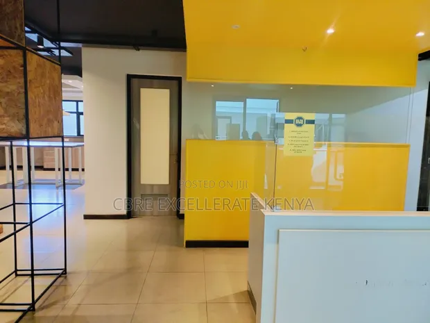 Ofisi Iliyogawanywa na Kuwa na Vifaa - 4,800 Sq. Ft. - 1