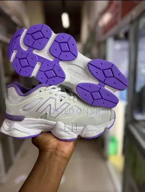 New Balance Sneakers - Ash Colour