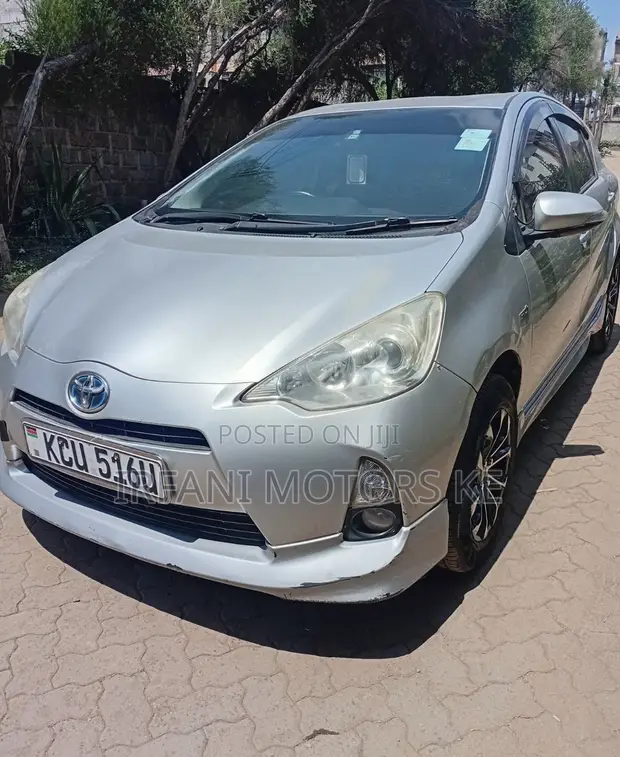Toyota Aqua 2012 Silver - 1