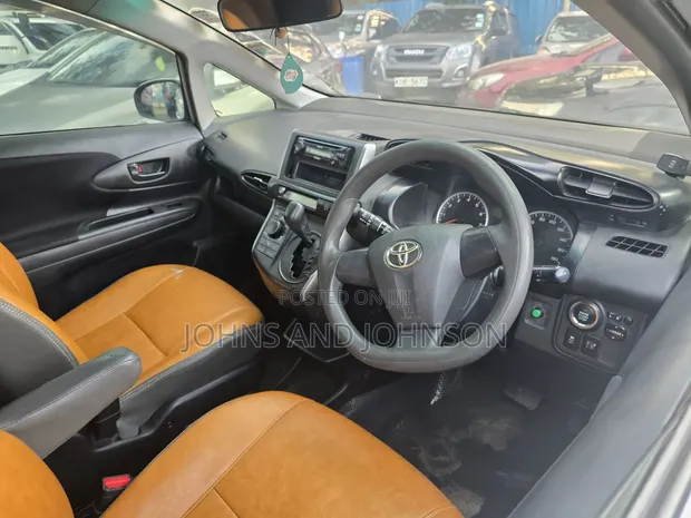 Toyota Wish 2012 Nyeupe - 1