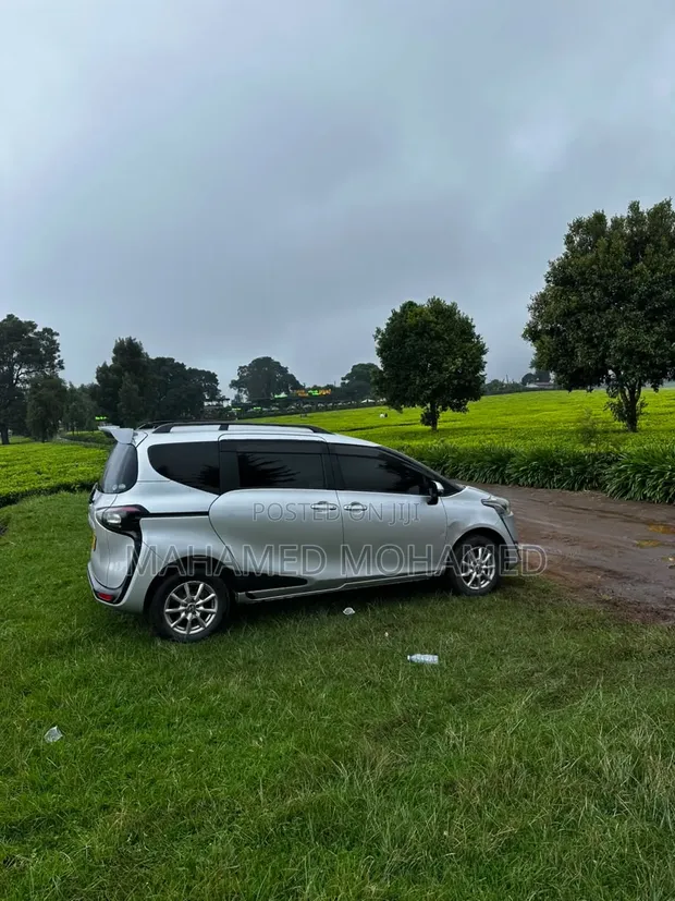 Toyota Sienta 2017 Silver - 1