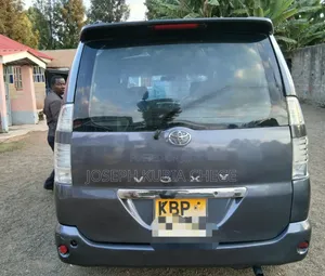 Toyota Voxy 2005 Kijivu