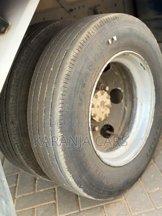 Isuzu Elf Track 2015 White - 1