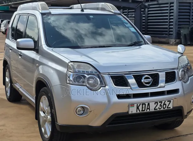 Nissan X-Trail 2013 Nyeusi - 1