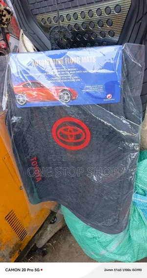 Matumbwi ya Sakafu Nyeusi ya Toyota yenye Herufi Nyeupe na TRD Accent