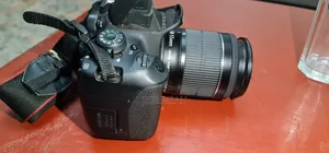 Canon 700D Kamera ya DSLR