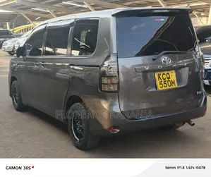 Toyota Voxy 2011 Kijivu