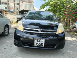 Toyota Isis 2011 Nyeusi