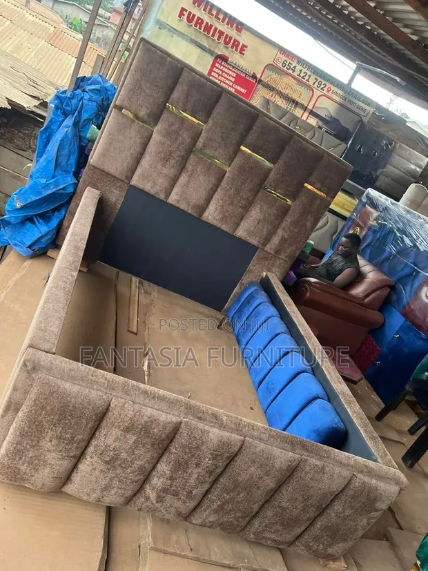 Kitanda cha Brown 4x6 chenye Upholstery ya Velvet - 1