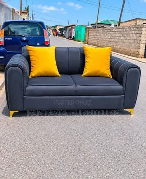 Sofa ya Seater 2 Nyeusi na Mito ya Njano