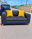 Sofa ya Seater 2 Nyeusi na Mito ya Njano - 2