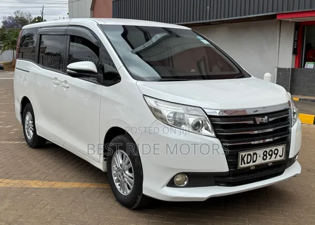 Toyota Noah 2.0 FWD (8 Seater) 2014 White - 1